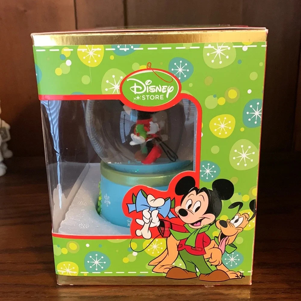 Disney Store Mickey and Minnie snow globe 2012 - Picture 2 of 7